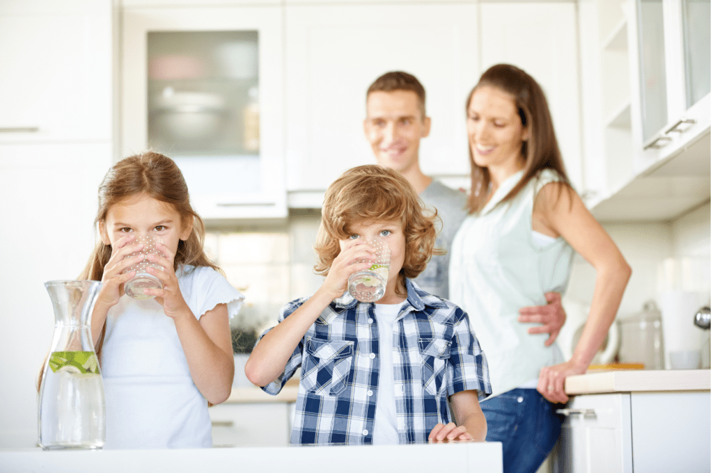 Familia bebiendo agua